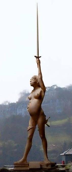 Il paese in rivolta contro la statua di Damien Hirst