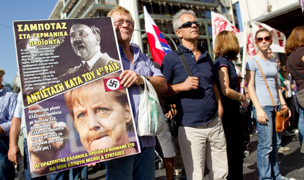 Nella manifestazione in Grecia la Merkel paragonata a Hitler