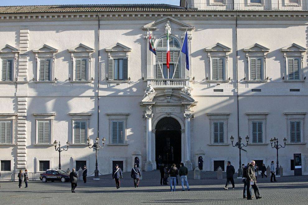 Uomo si dà fuoco davanti al Quirinale