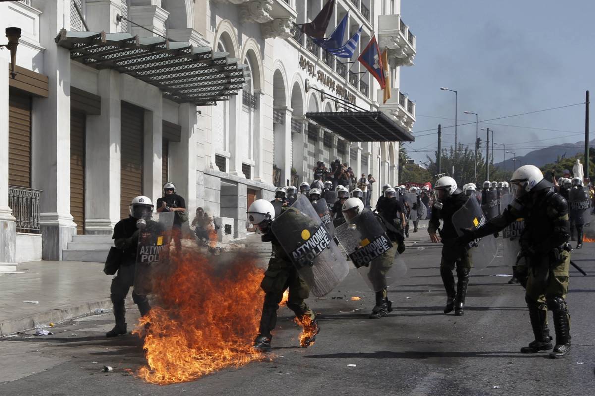 Grecia, scontri tra manifestanti e polizia ad Atene: un morto