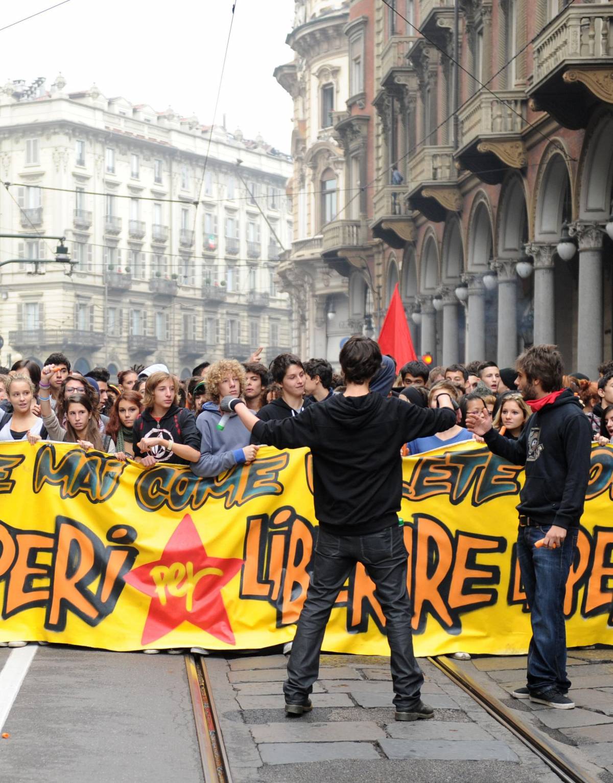 PRESIDE DI FERRO A VIBO: «IMPARINO LA COERENZA» Non sanno perché protestano, alunni sospesi