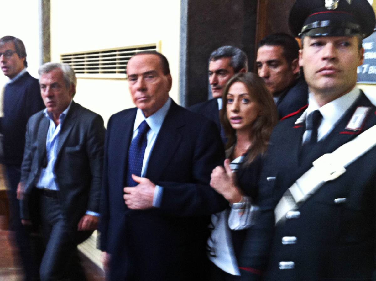 Berlusconi sfida la Procura in aula. "Mai sesso nelle cene a casa mia"