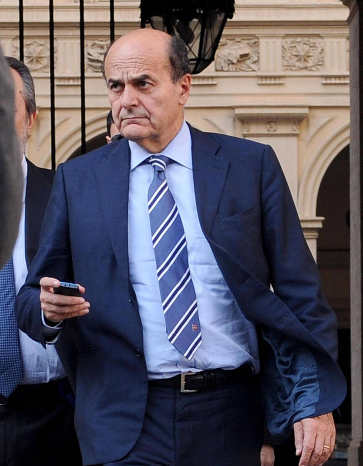 Bersani adesso è nei guai: "La sua segretaria ha truffato"