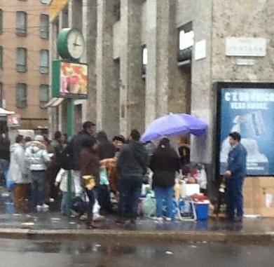 I sudamericani? Fanno fiesta davanti alla casa dei ghisa