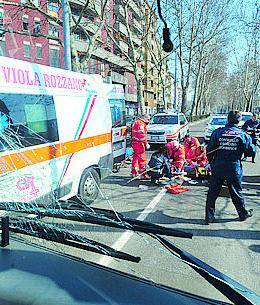 Botte alla fidanzata dopo la lite Poi si butta sotto una macchina