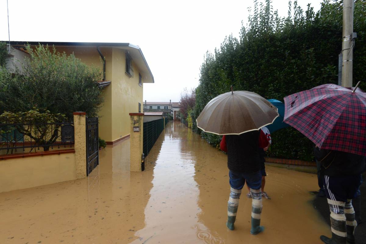 Maltempo, la pioggia allaga mezza Italia Un morto a Capalbio