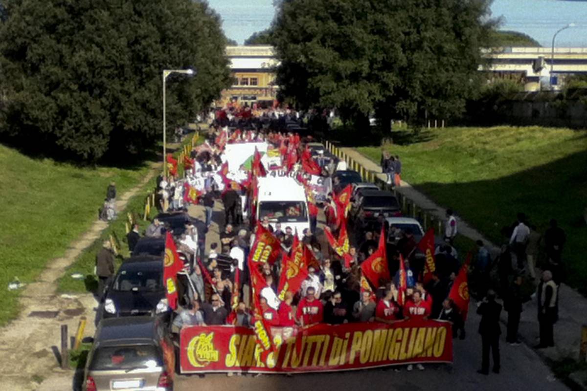 Pomigliano, corteo dei lavoratori contro Fiat e governo Monti