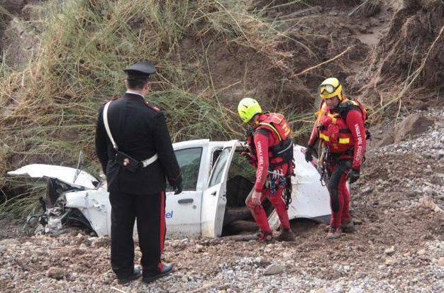 L'alluvione fa crollare un ponte: tre operai inghiottiti dal fango