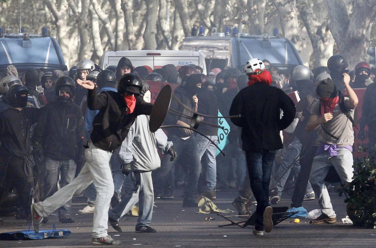 Sciopero generale, scontri tra studenti e polizia. A Torino bastonato un agente: è grave