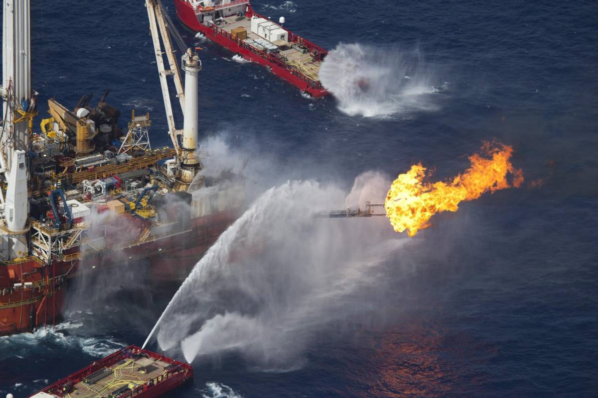 La "Deepwater Horizon" in fiamme nel Golfo del Messico