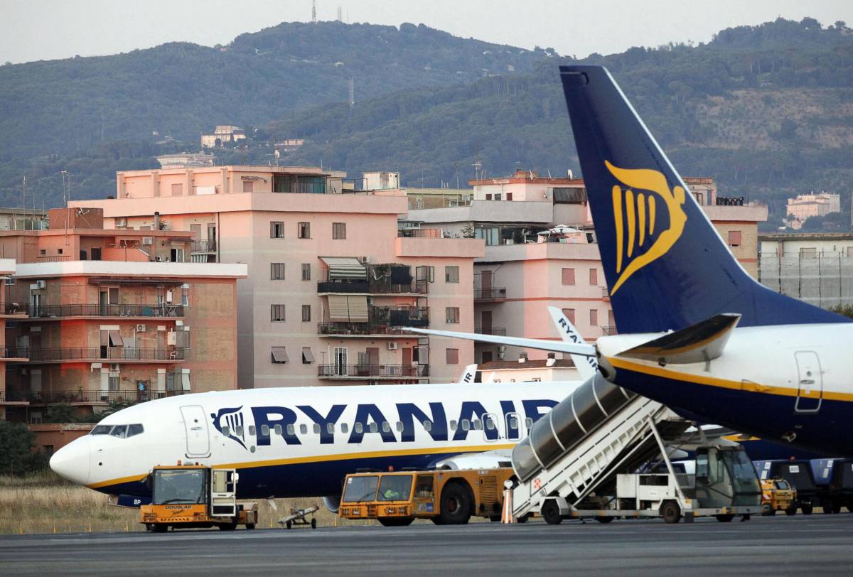 Aerei della flotta Ryanair sulla pista dell'aeroporto di Ciampino