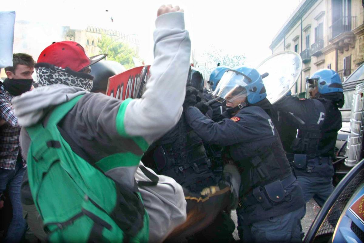 Scontri tra polizia e manifestanti durante il corteo degli studenti a Palermo