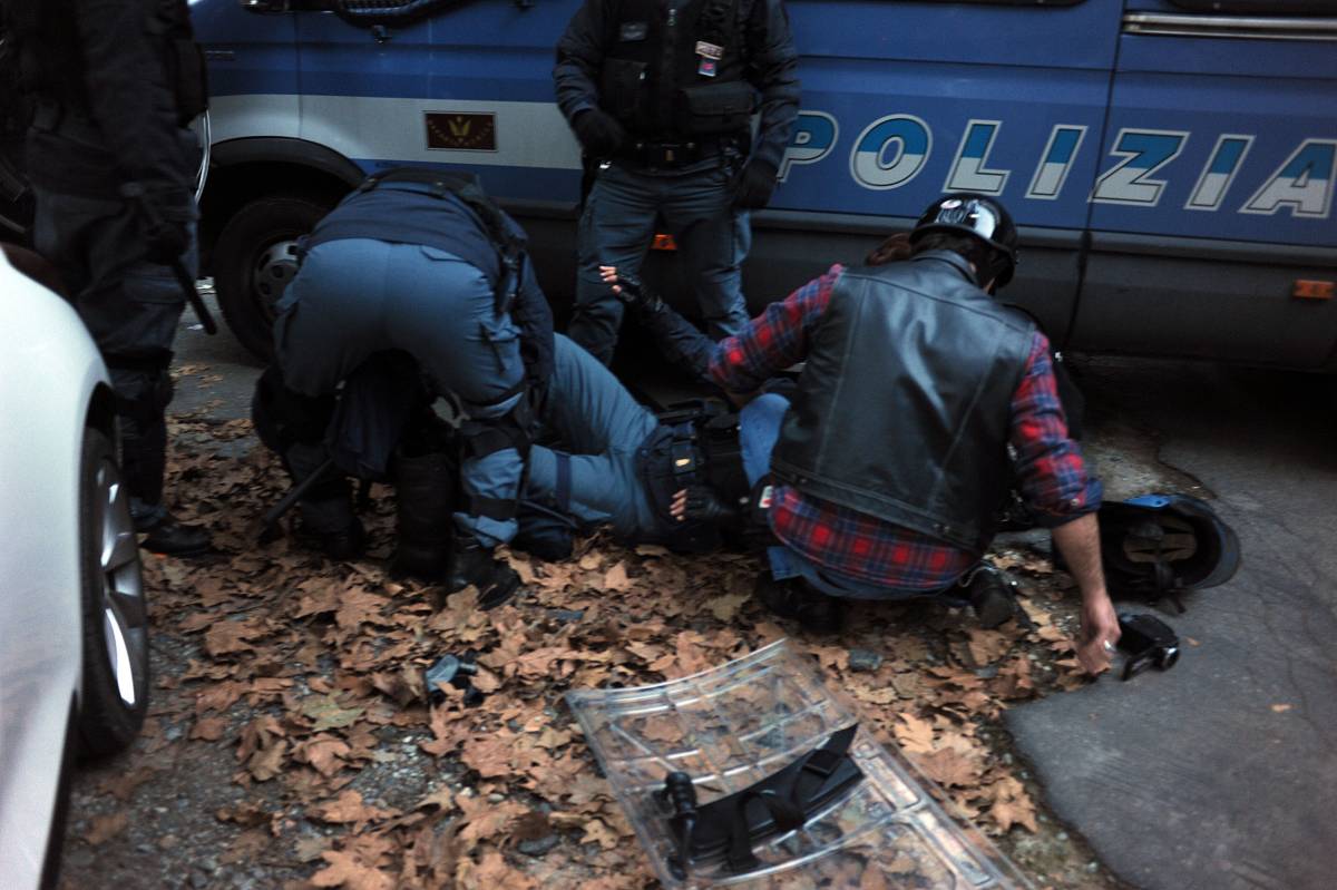 Scontri davanti all'università Bocconi: a terra un poliziotto ferito
