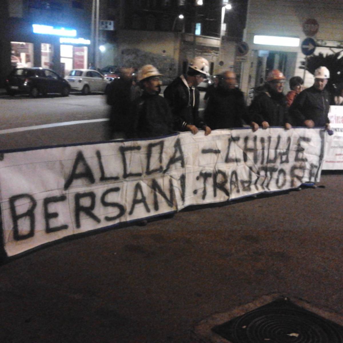 L'attesa tra le contestazioni dell'arrivo del segretario del Pd Pier Luigi Bersani a Cagliari