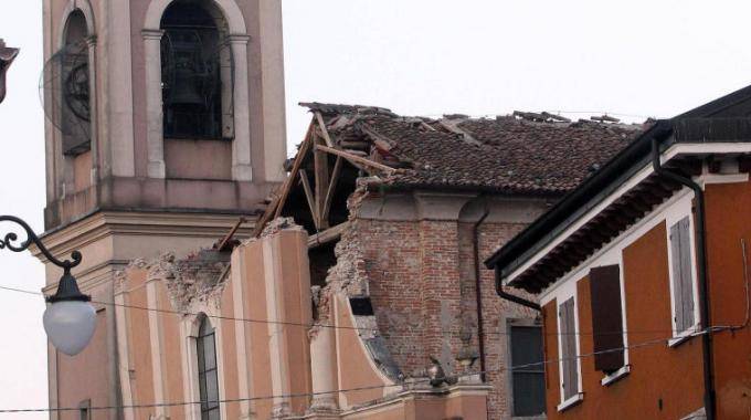  La facciata della chiesa di Moglia, in provincia di Mantova, danneggiata dal terremoto
