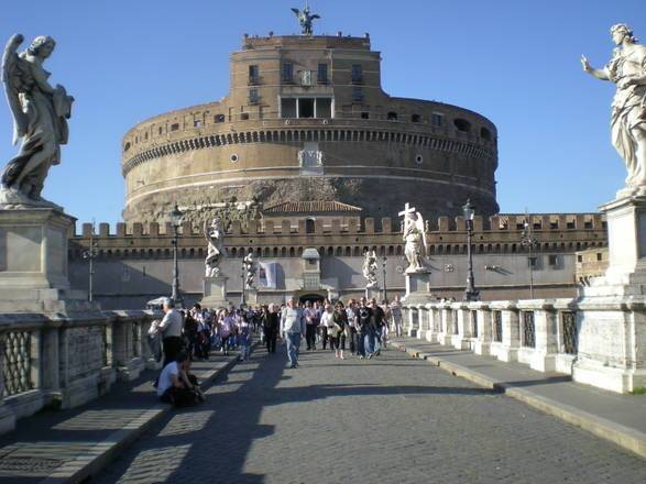 Evacuato Castel Sant'Angelo: sospetto pacco bomba