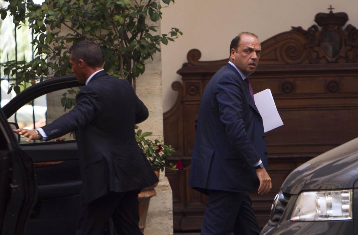 Il segretario del Pdl Angelino Alfano arriva al vertice del Pdl