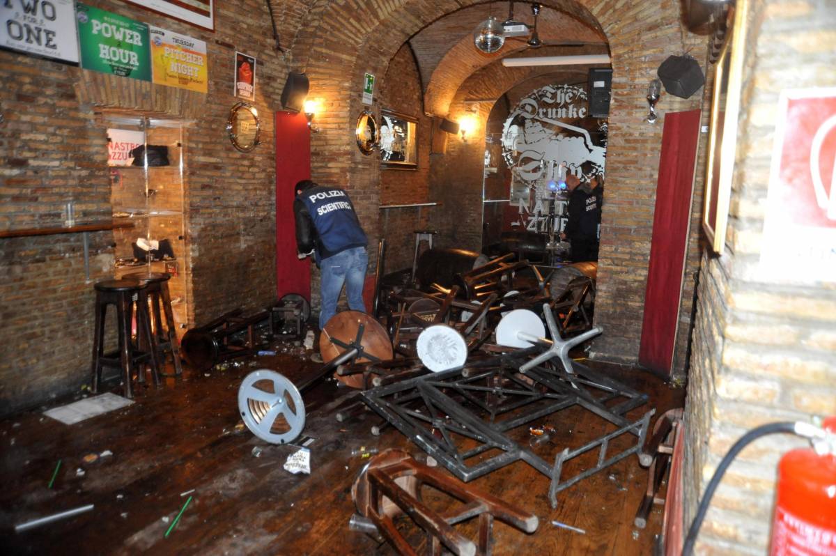 Roma, tifosi del Tottenham aggrediti in un pub: dieci feriti