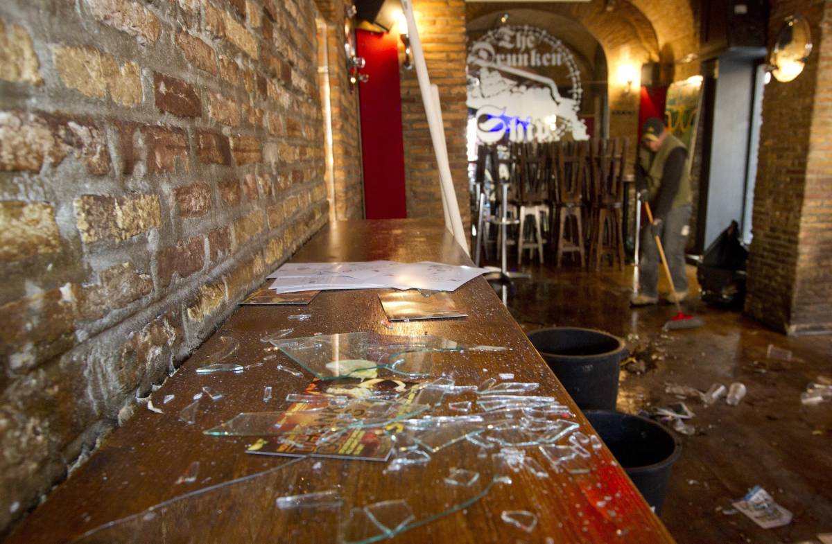 L'interno del pub "Drunken ship" in Campo de' Fiori a Roma distrutto durante il raid