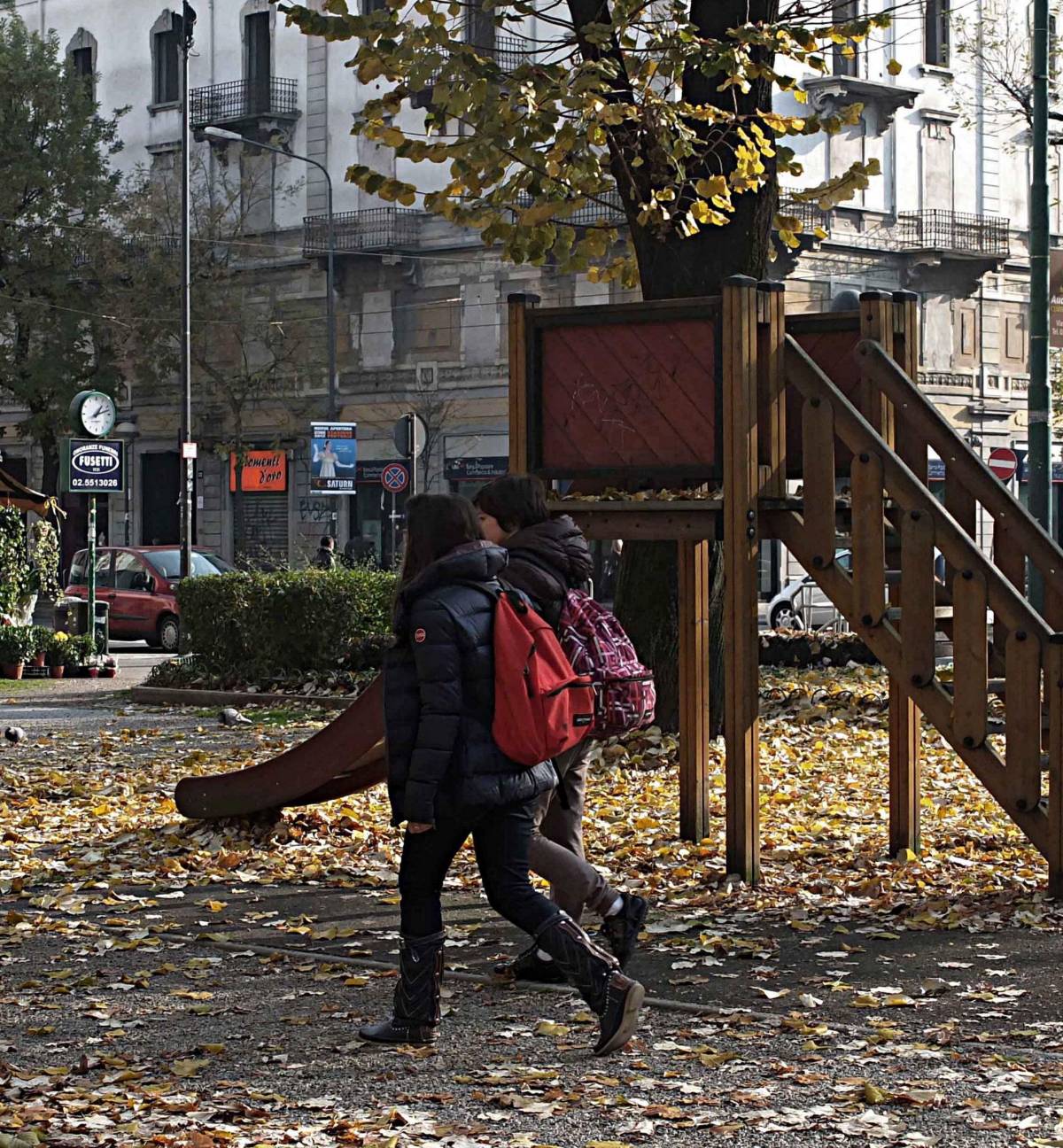 Parco occupato da balordi Il Comune? Toglie i giochi