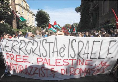 Roma si salva dalla devastazione. Cori contro Israele