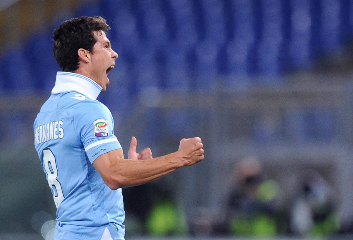 Il brasiliano Hernanes festeggia il gol