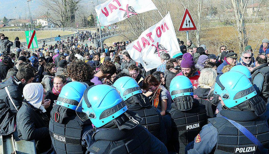 Blitz nelle basi dei No Tav Violenti arrestati e «sfrattati»