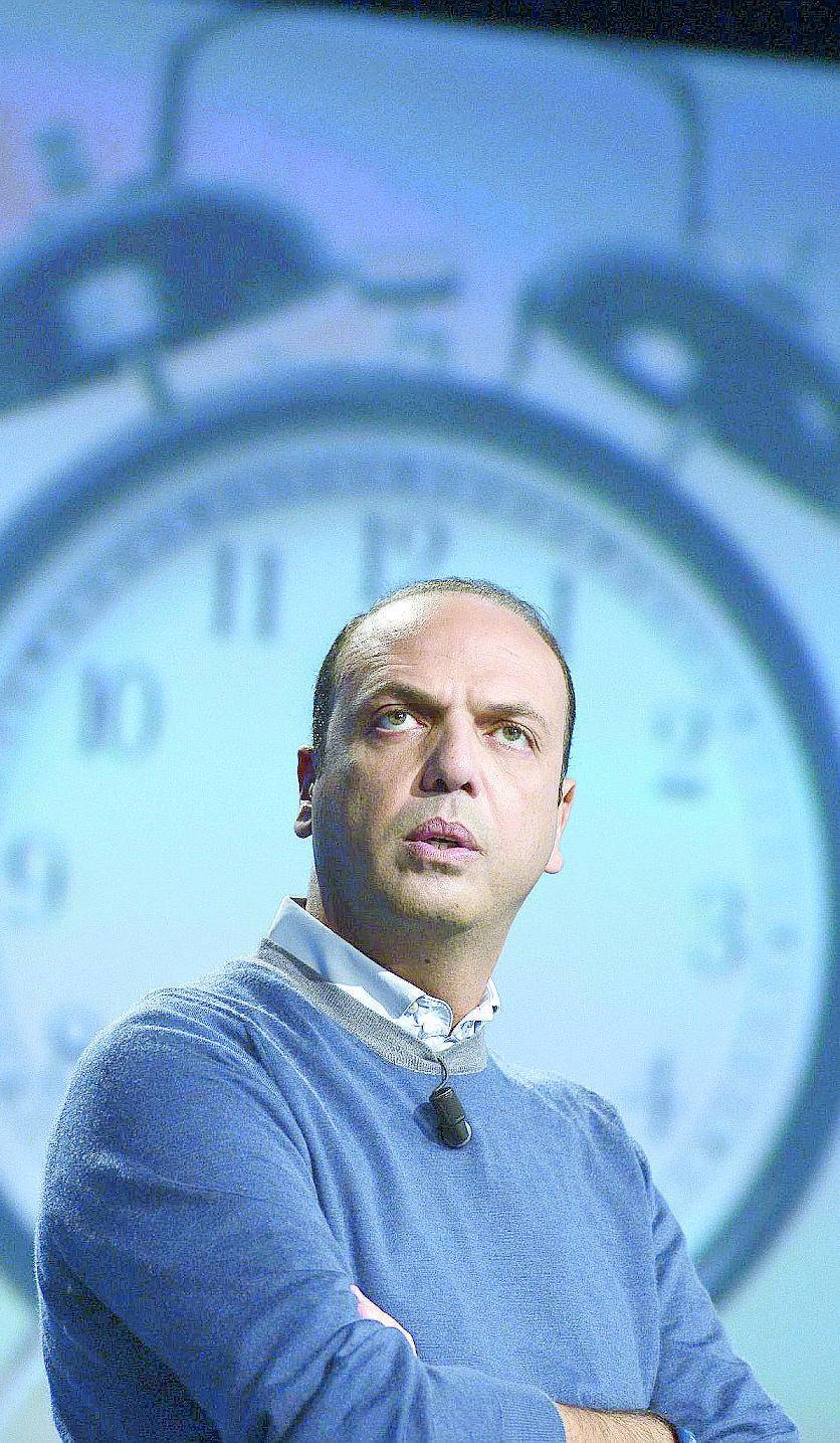 Alfano si riavvicina a Berlusconi e media coi delusi delle primarie