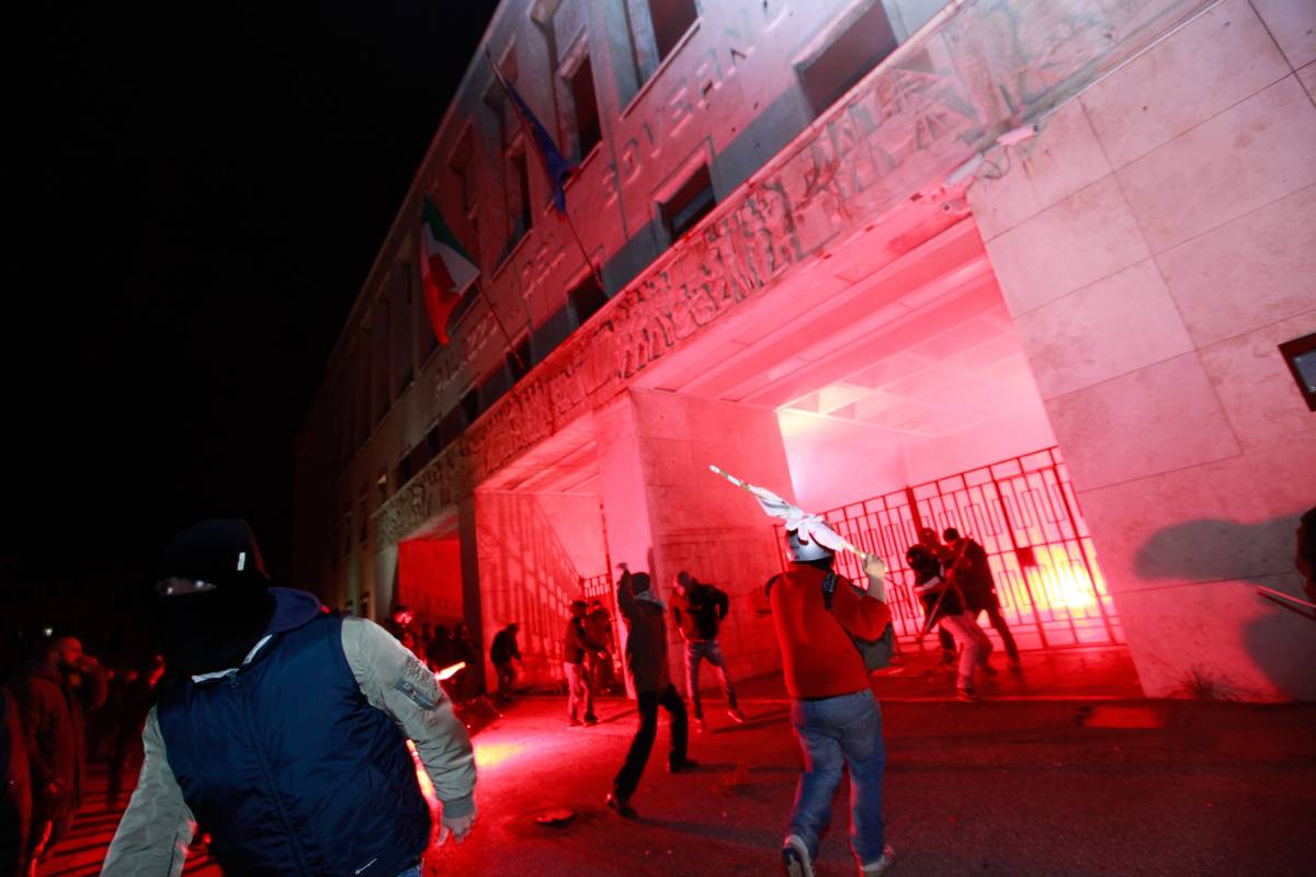Livorno, antagonisti assaltano la prefettura, cinque agenti feriti