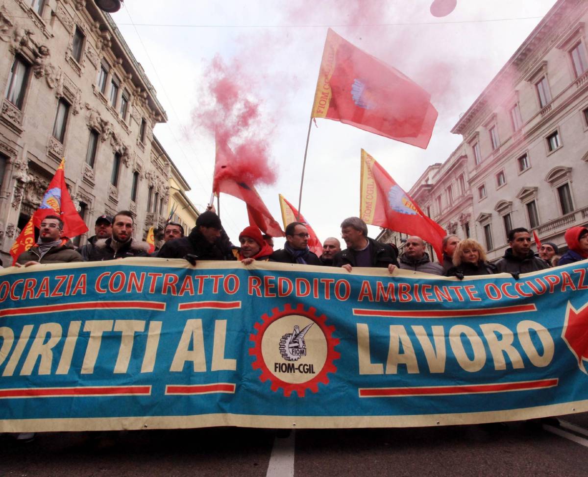 Il corteo di studenti e operai: maxi-protesta e traffico in tilt