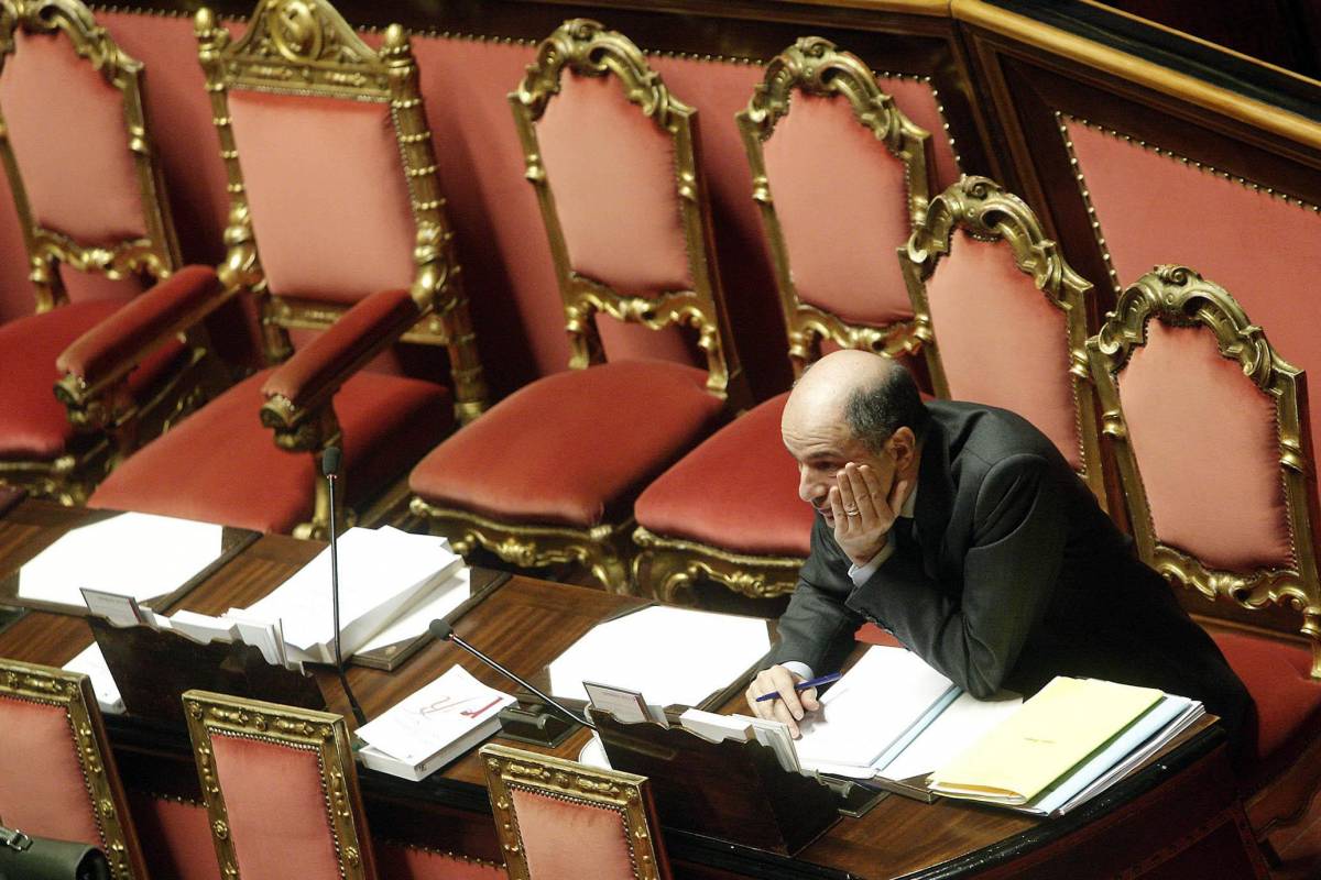 Il ministro dello Sviluppo economico Corrado Passera in Senato