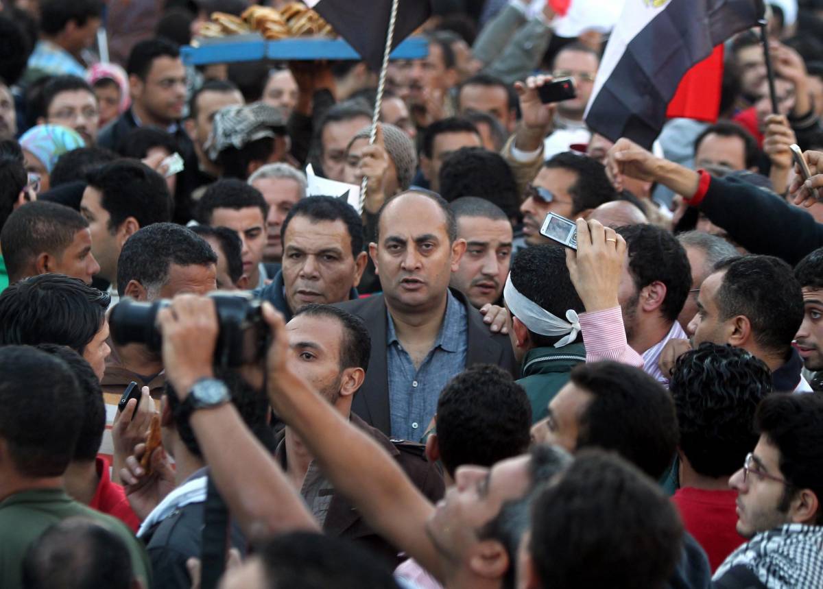 Assalto pacifico della folla al palazzo del presidente Morsi cede sul referendum