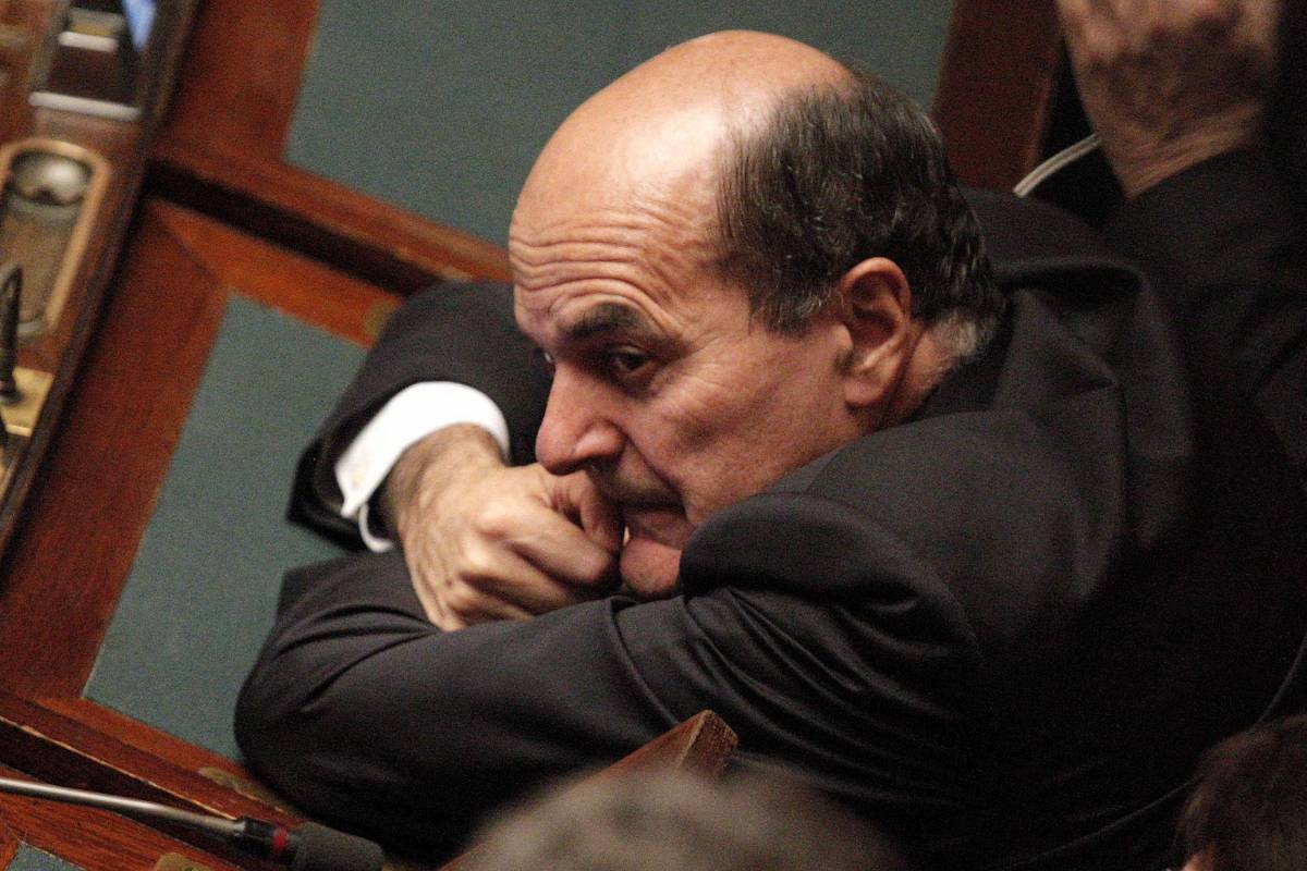 Pier Luigi Bersani alla Camera durante il voto di fiducia del decreto legge sui costi della politica
