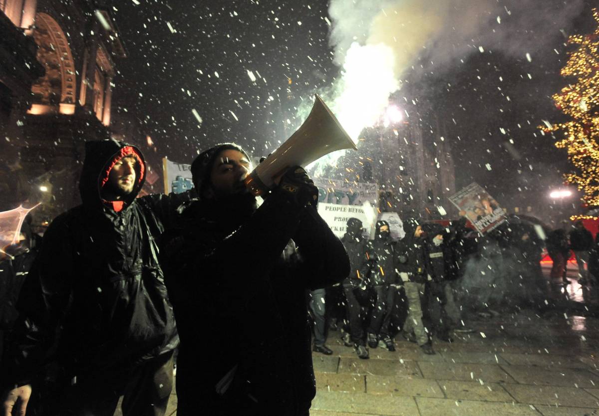 Lancio di fumogeni e uova ma la neve gela la protesta E l'assedio al teatro fa flop