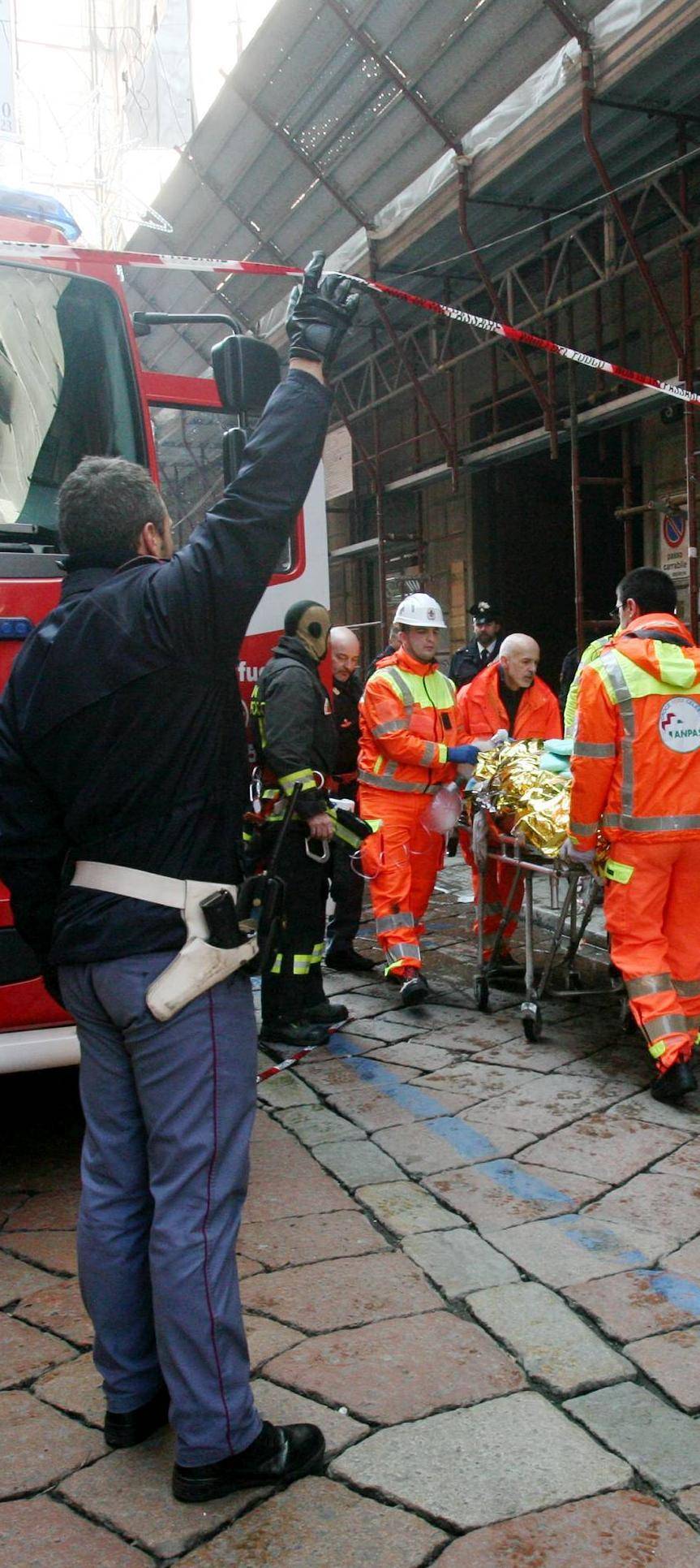 Fiamme in via Solferino Un musicista muore gettandosi dal 4° piano