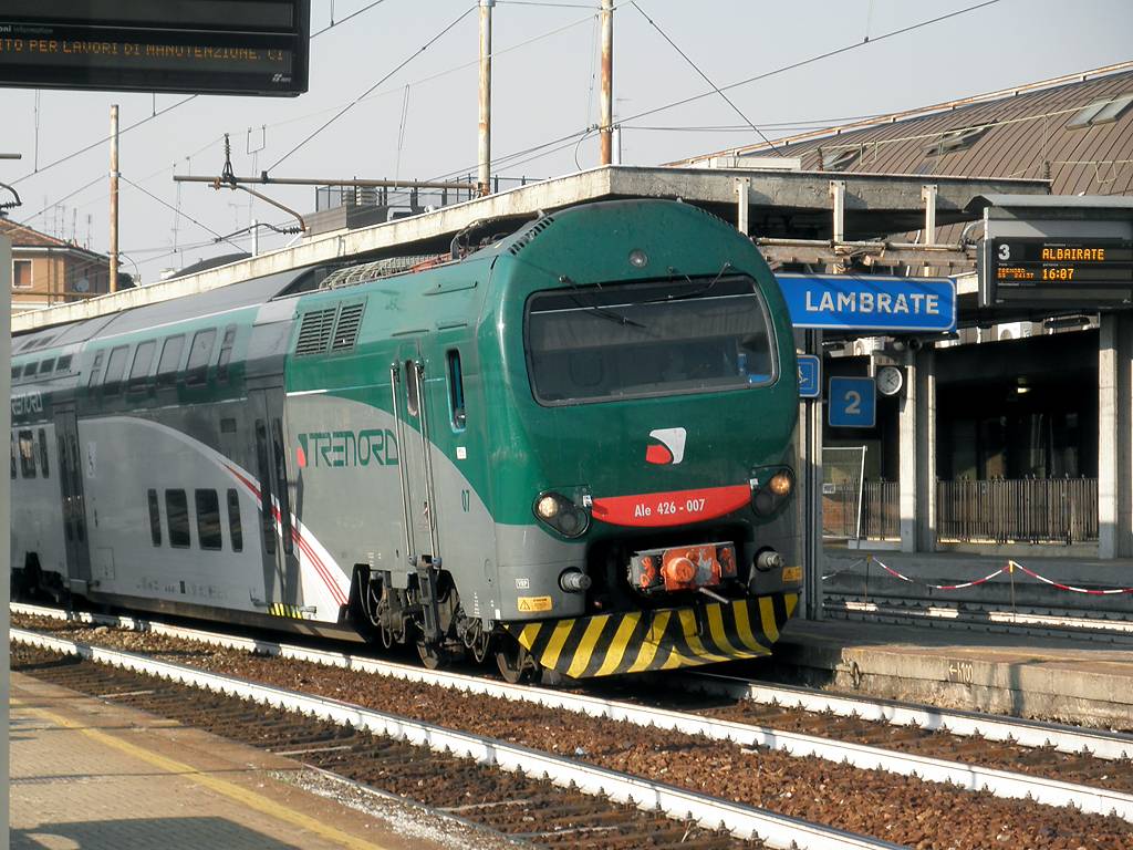 Milano, blocca le porte del treno per far salire l'amica: denunciata una 16enne