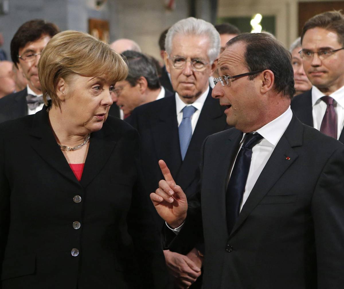 La cancelliera tedesca Angela Merkel e il presidente francese François Hollande. Subito dietro, al centro, il presidente del Consiglio Mario Monti