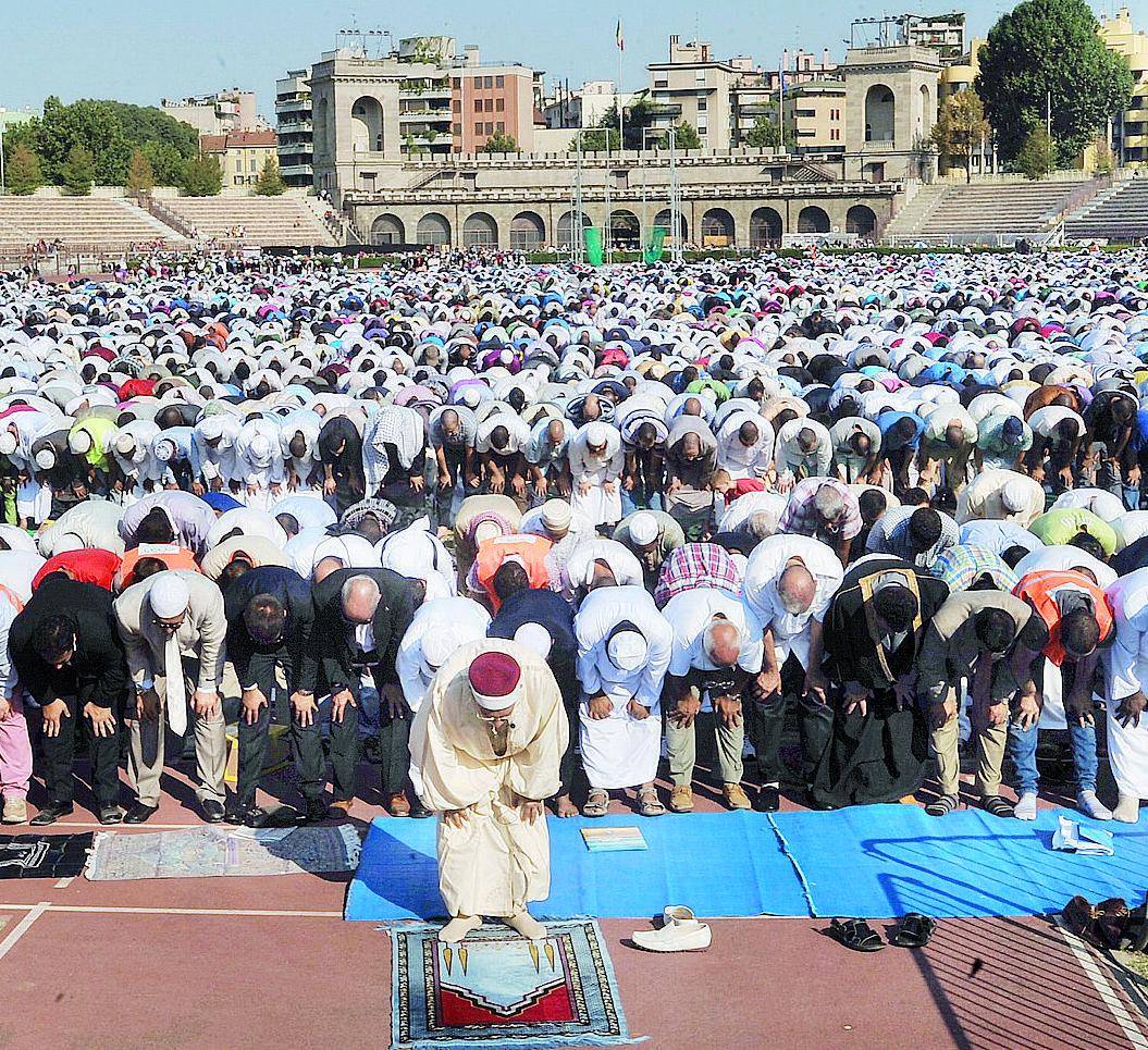 La preghiera dei fedeli musulmani all'Arena di Milano