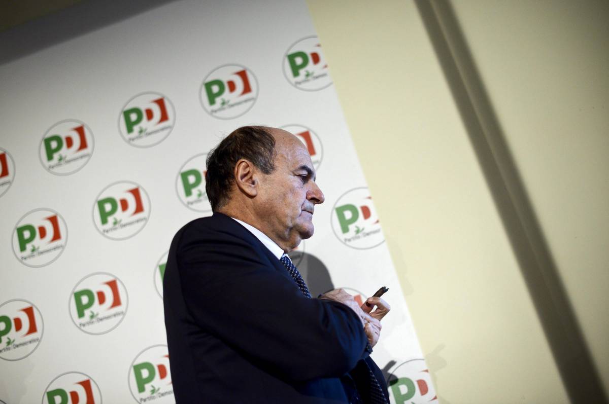 Il segretario del Pd Pierluigi Bersani nella sede del partito