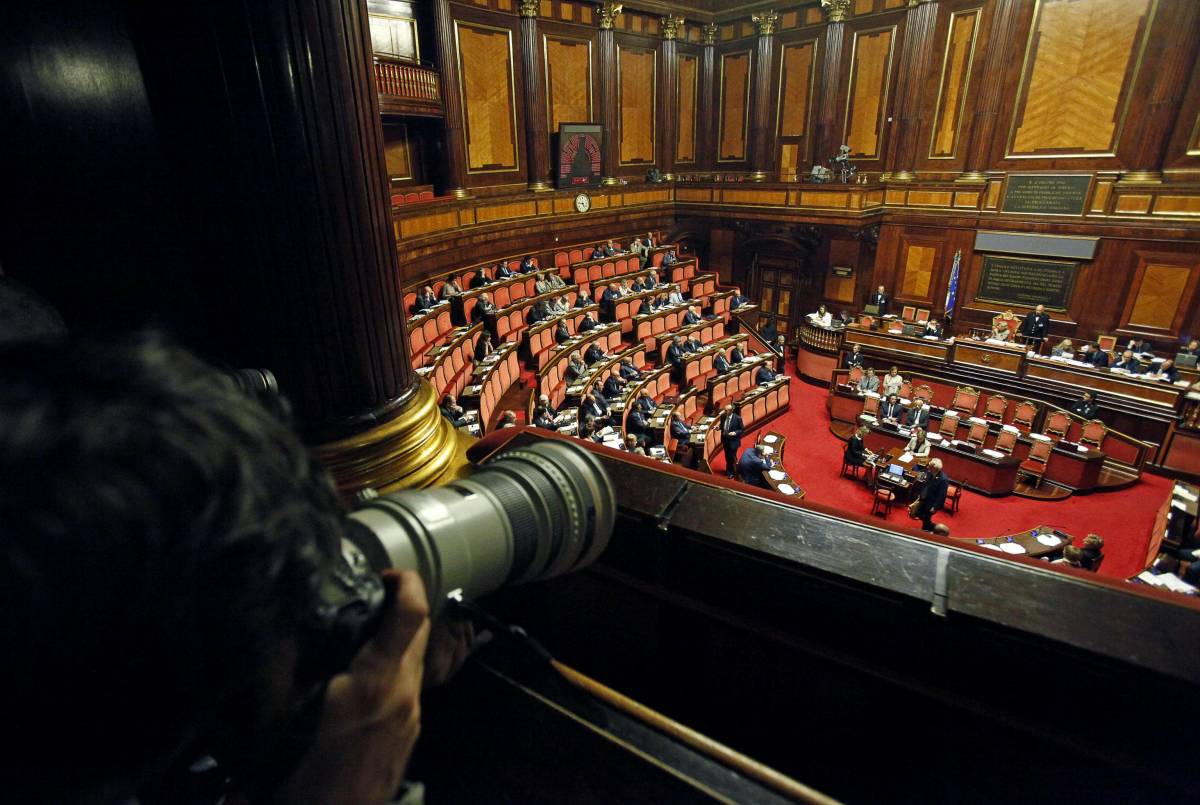 Senato, la giunta salva Salvini. E Giarrusso fa le manette al Pd