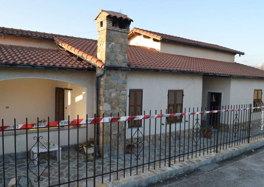 Prima uccide moglie e cognata poi si spara un colpo in pancia