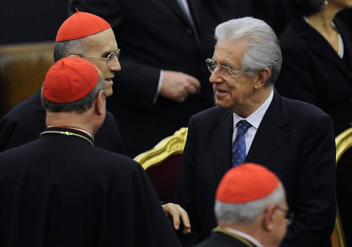 Il premier Mario Monti saluta il segretario di stato vaticano Tarcisio Bertone