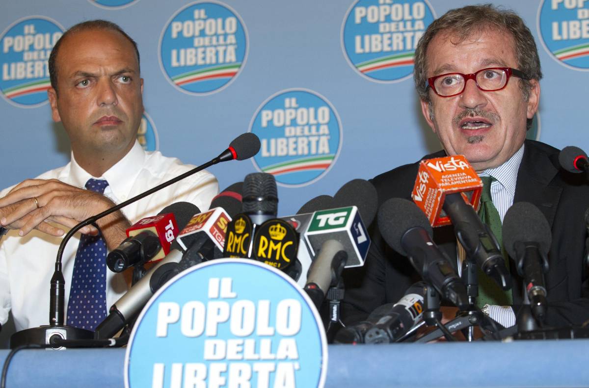 Il segretario del Pdl Angelino Alfano e il leader della Lega Roberto Maroni