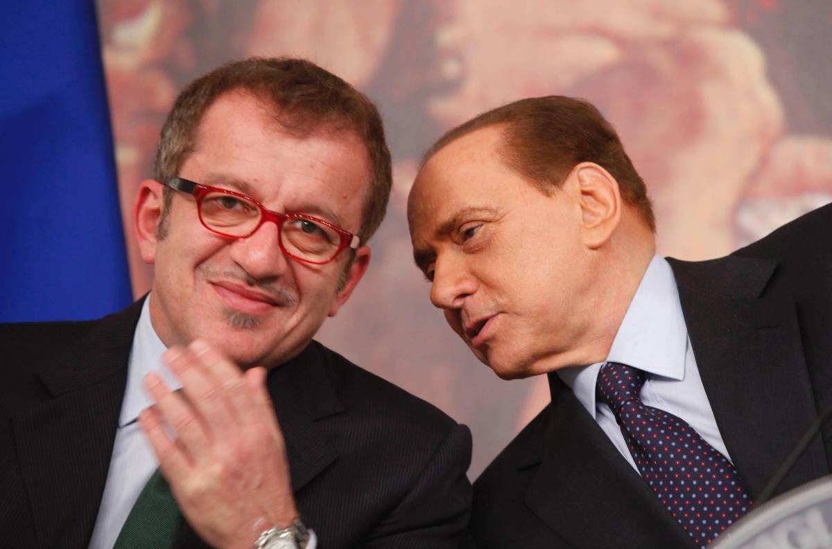 Silvio Berlusconi con il leader della Lega Roberto Maroni