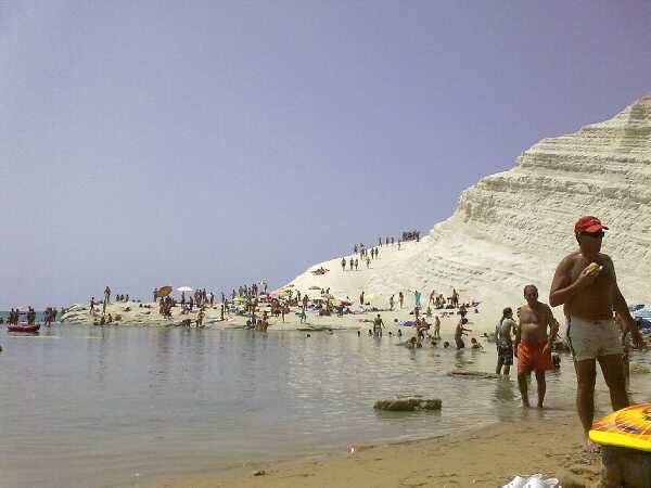 I turisti grattano via la perla della Sicilia per farsi una crema