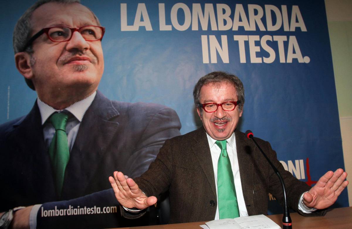Roberto Maroni durante la conferenza stampa organizzata nella sede della Lega Nord