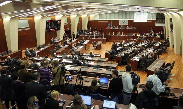 Lombardia, inchiesta sui rimborsi: indagati 20 consiglieri di Pd e Idv