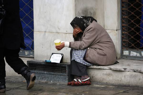 Italia a rischio povertà: peggio di noi sta solo la Grecia. E l'Ue insiste: fate più sforzi