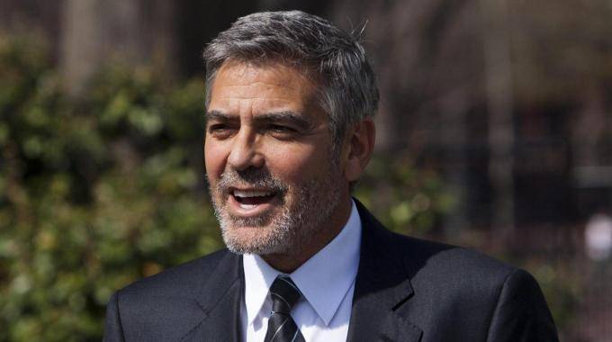 Clooney offre la cena al vicino, che non lo riconosce