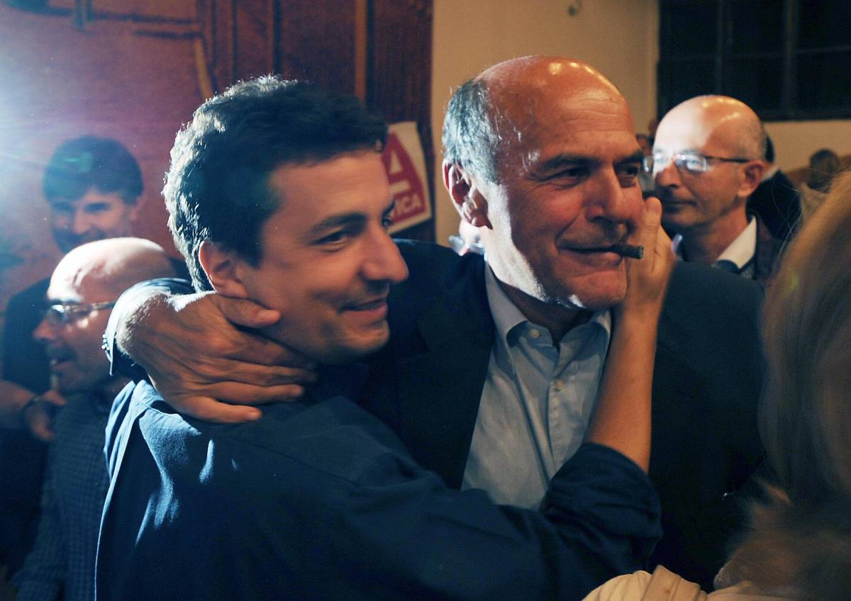 Pierluigi Bersani abbraccia l'ex sindaco di Piacenza e attuale braccio destro di Matteo Renzi, Roberto Reggi